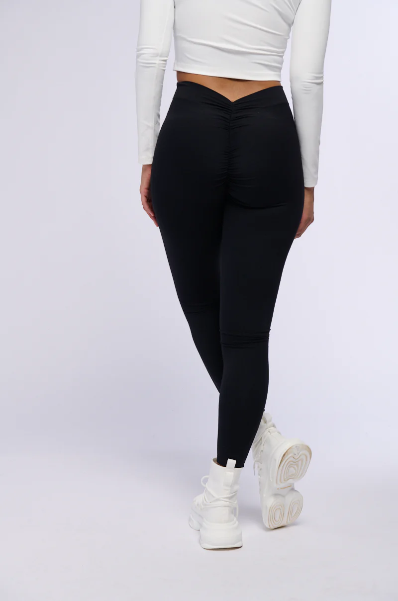 ON THE RUN RUCHED LEGGING IN BLACK