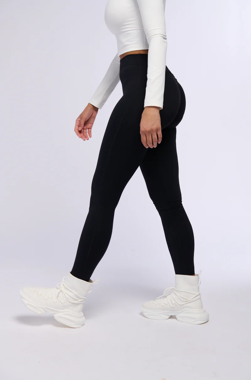 ON THE RUN RUCHED LEGGING IN BLACK