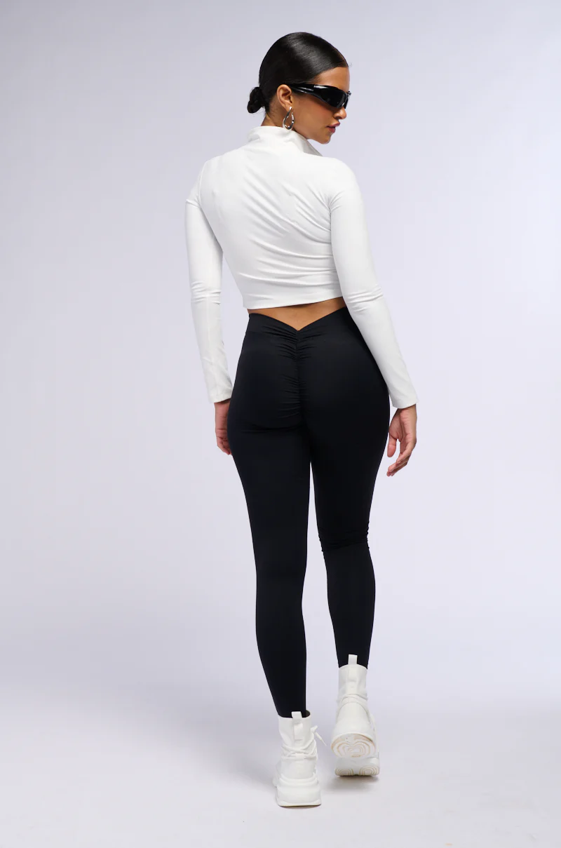 ON THE RUN RUCHED LEGGING IN BLACK