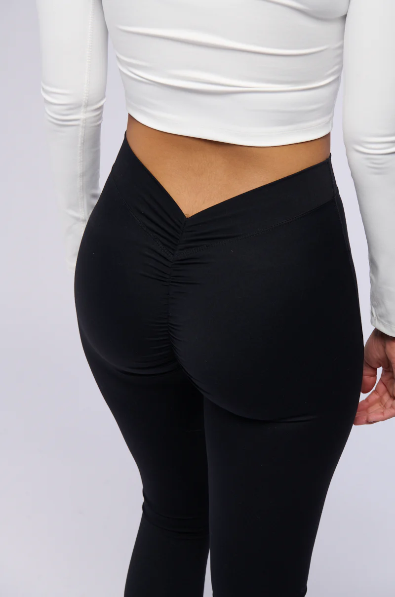 ON THE RUN RUCHED LEGGING IN BLACK