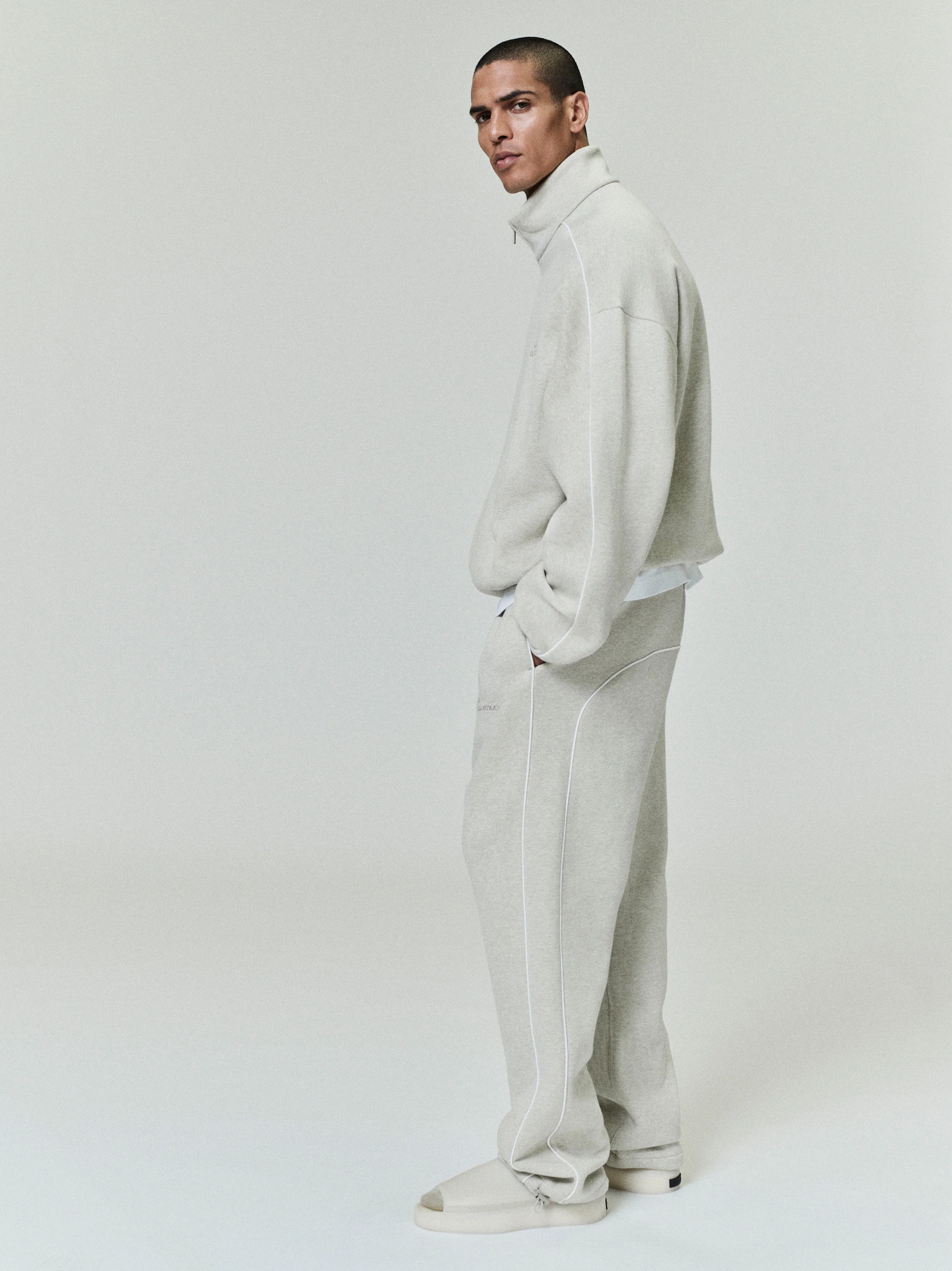 Relaxed Fleece Sweatpant With Piping