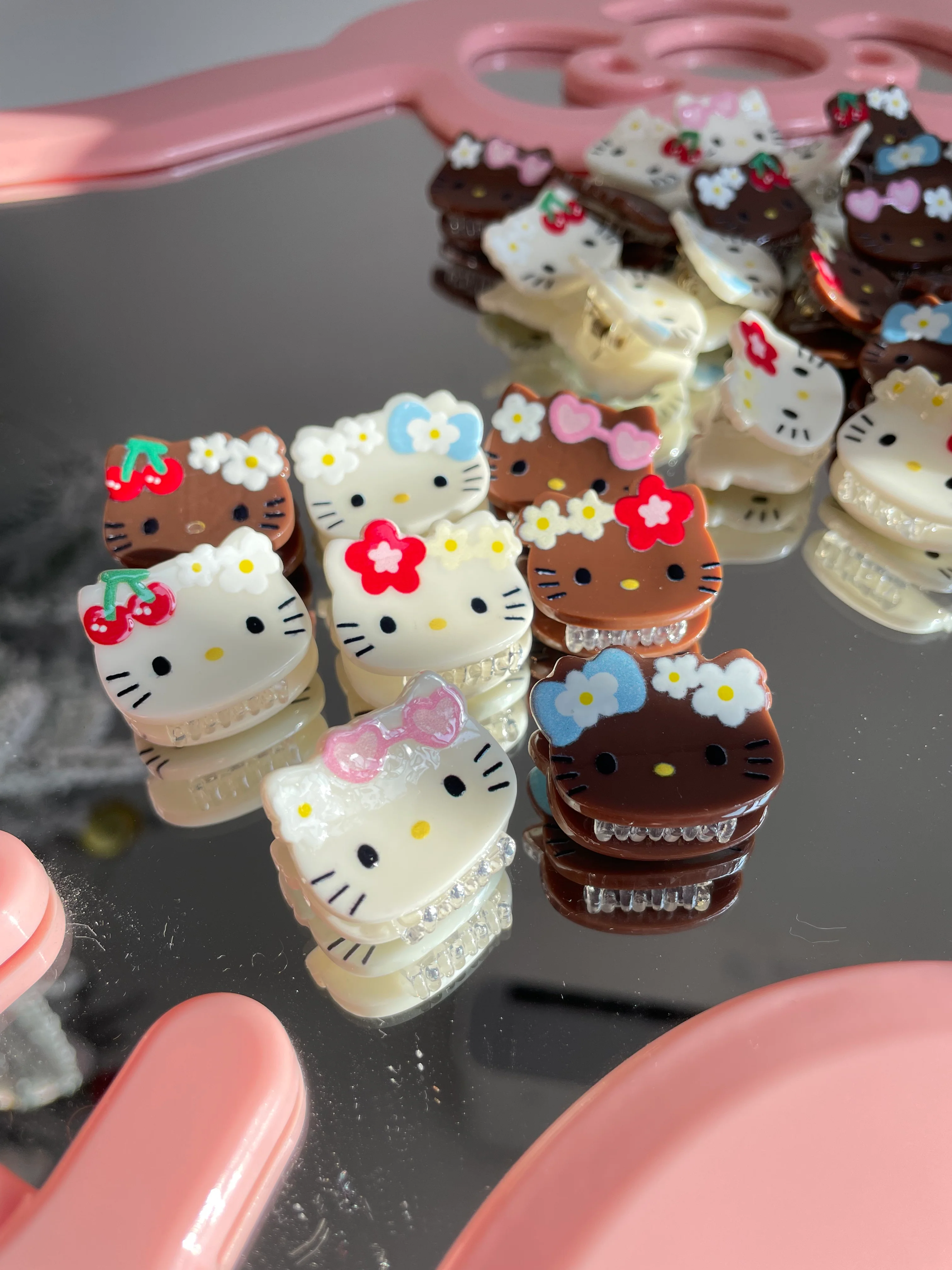 Sanrio KT hair clips | 8 Count (Pack of 1)