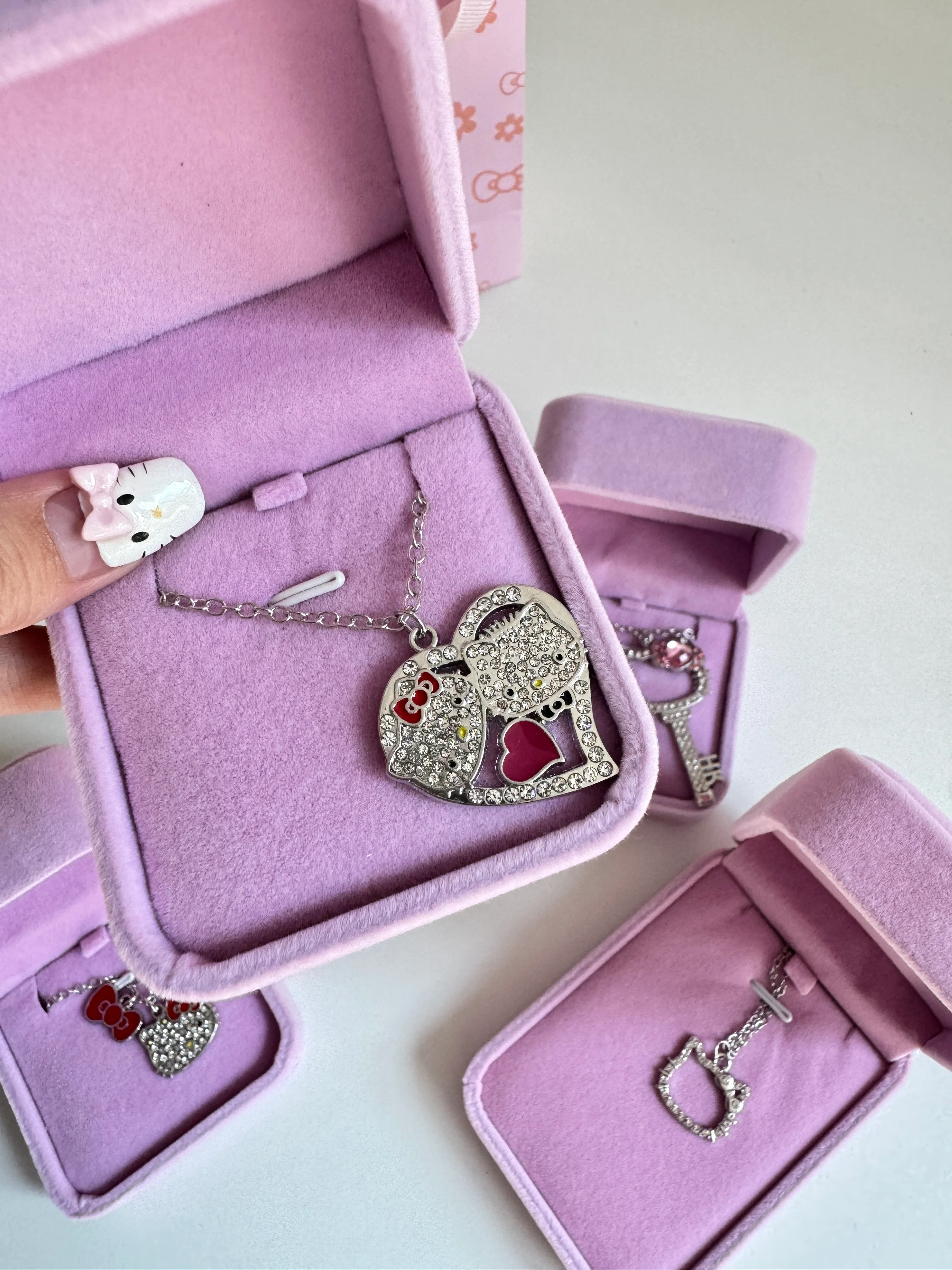 Hellokitty Valentine's Day Rhinestone Necklace(Free box and bag)