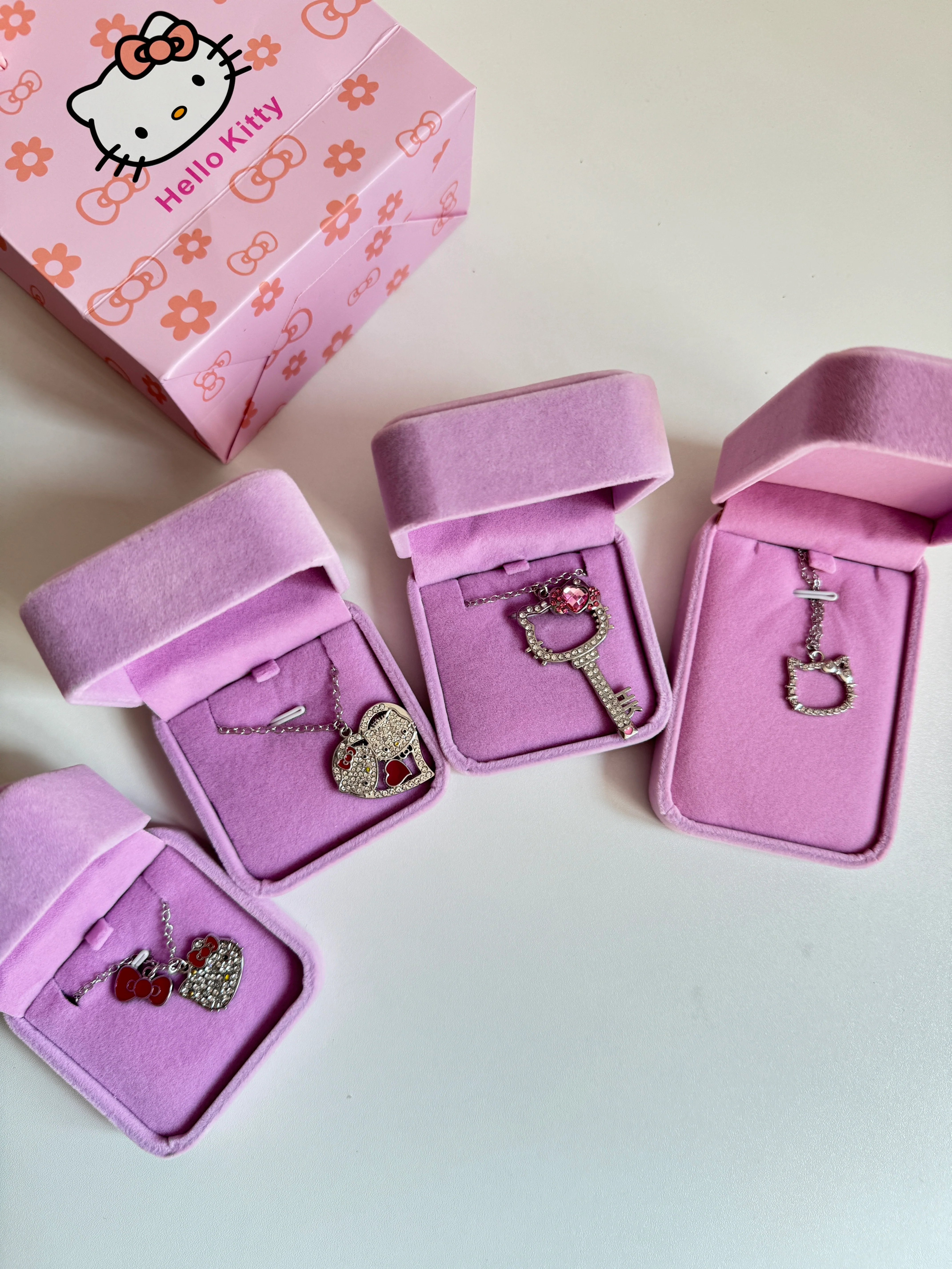 Hellokitty Valentine's Day Rhinestone Necklace(Free box and bag)