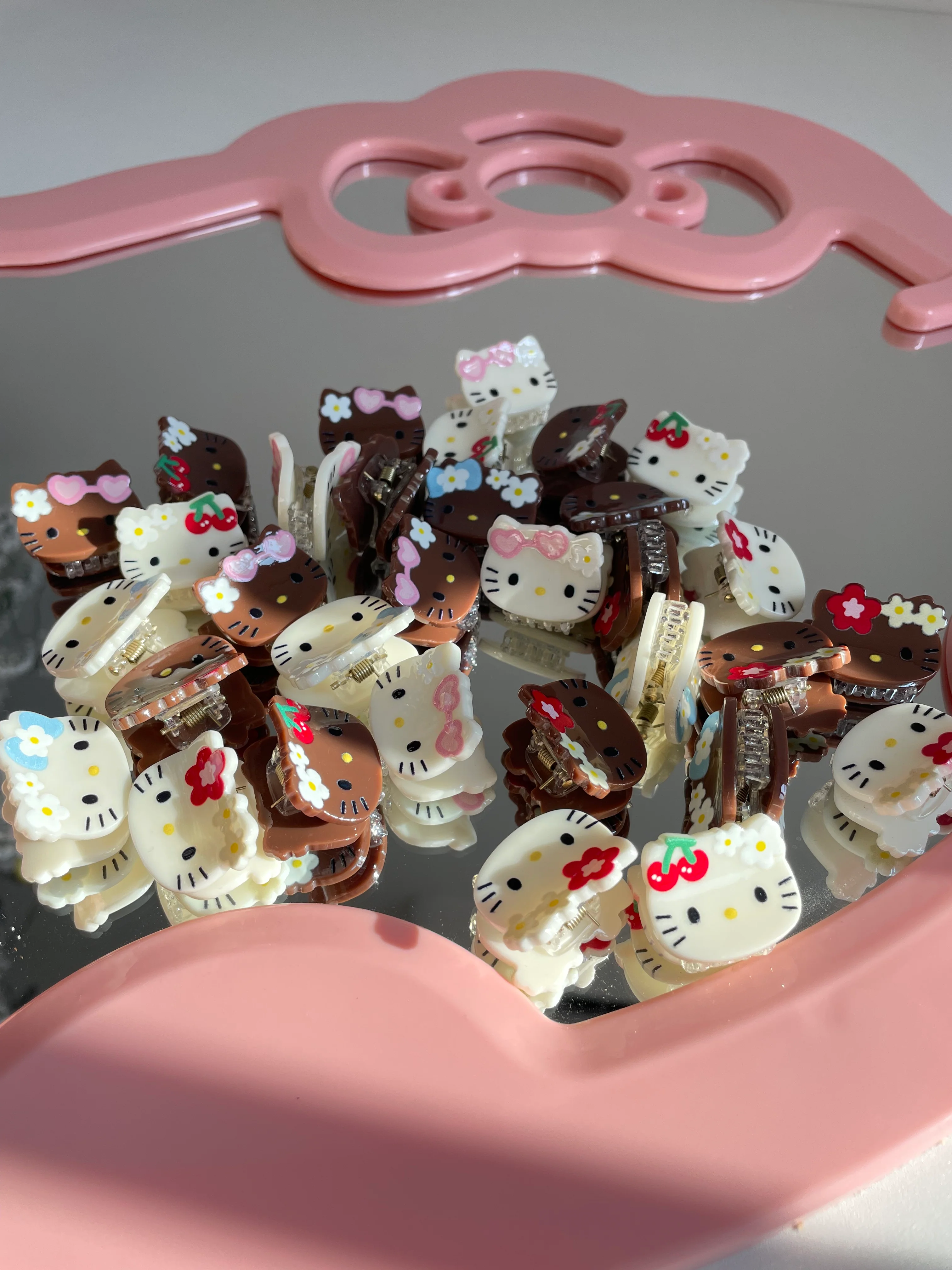 Sanrio KT hair clips | 8 Count (Pack of 1)