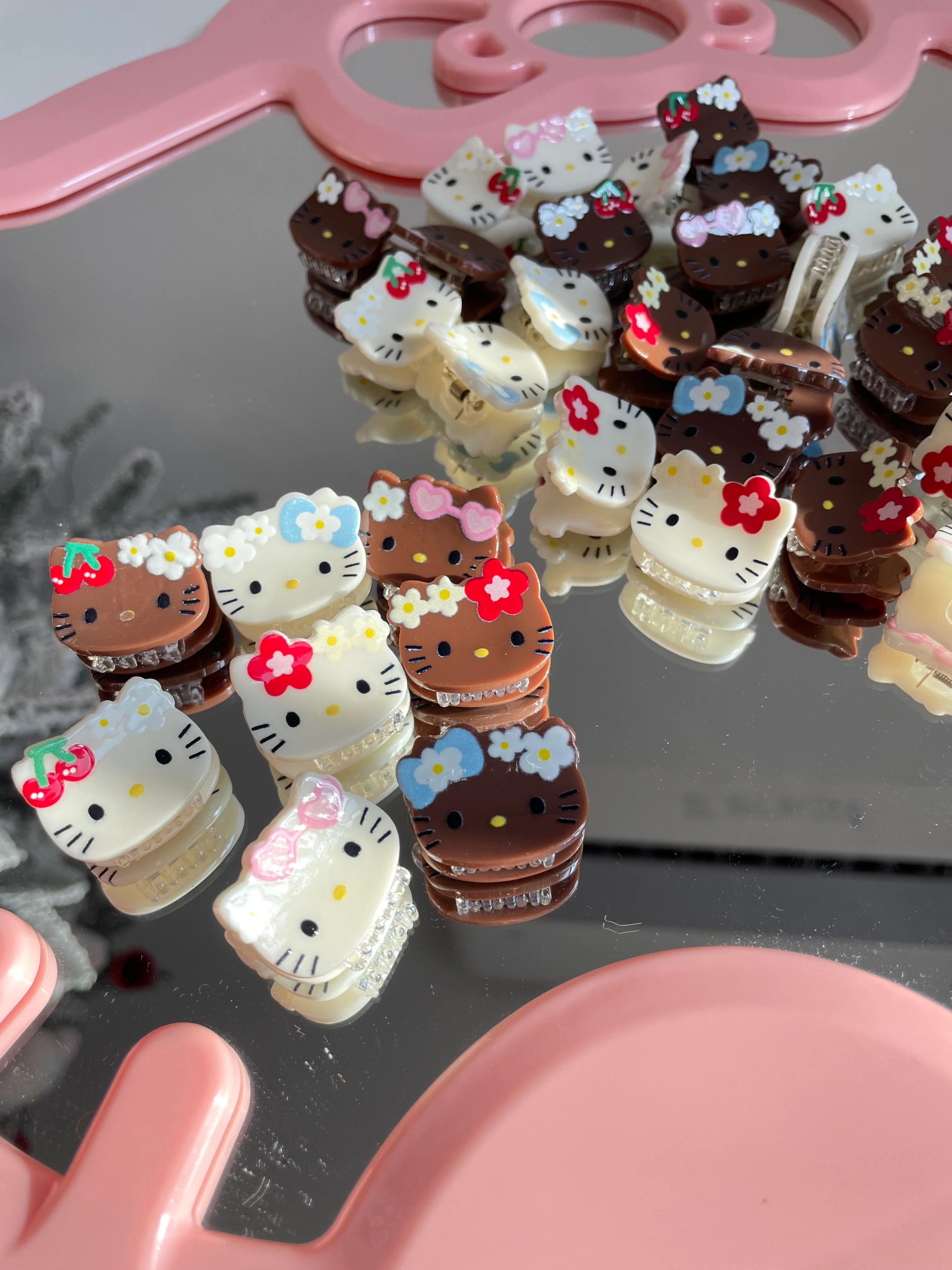 Sanrio KT hair clips | 8 Count (Pack of 1)