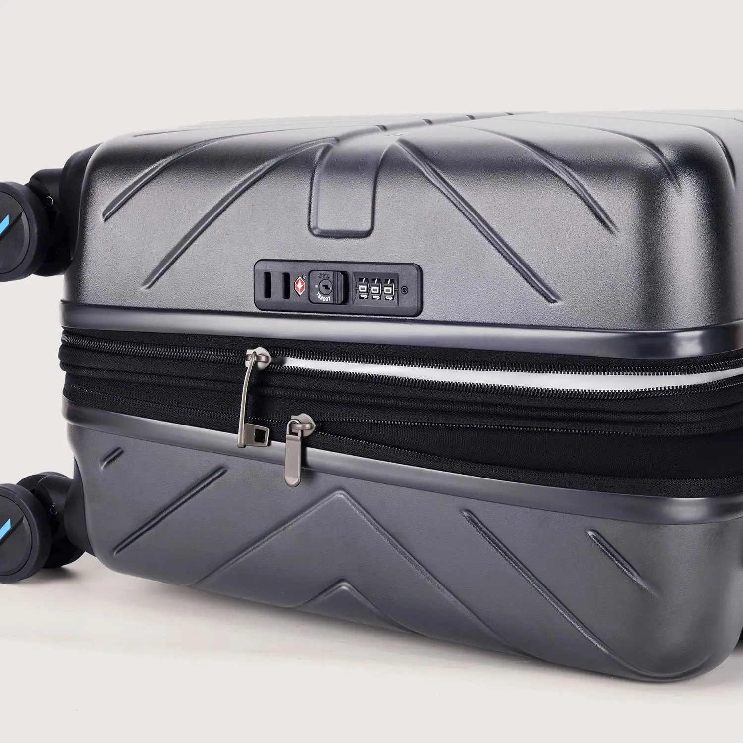 Daren 16-20 Inch Lightweight Hardside Carry-On Suitcase