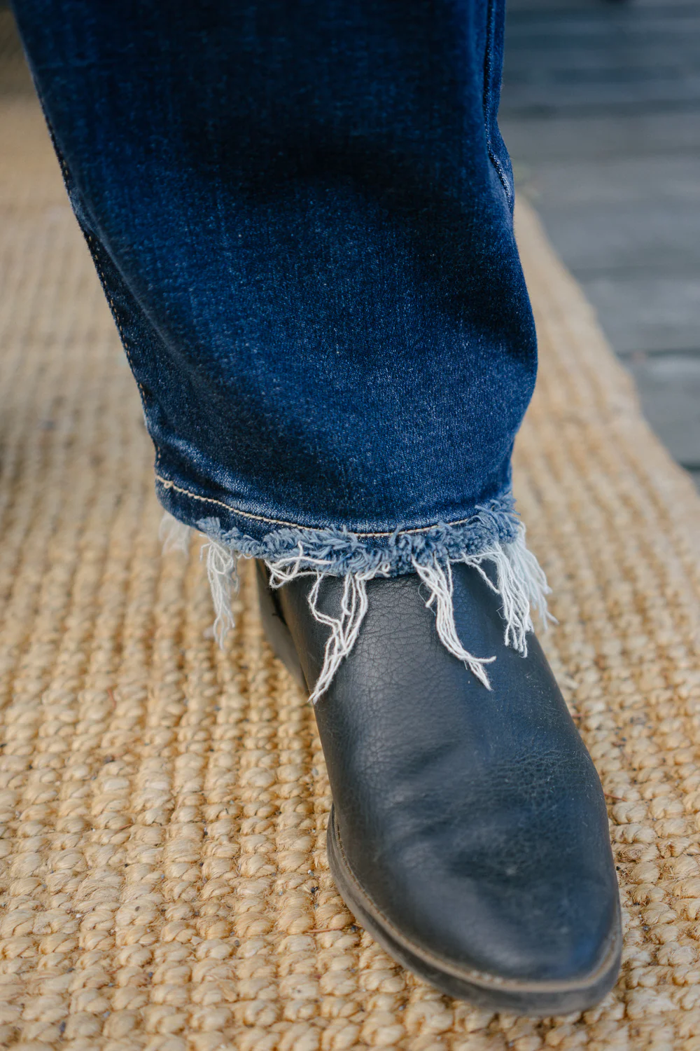 Lisse Mid Rise Ripped Straight Fit Jeans - PLUS