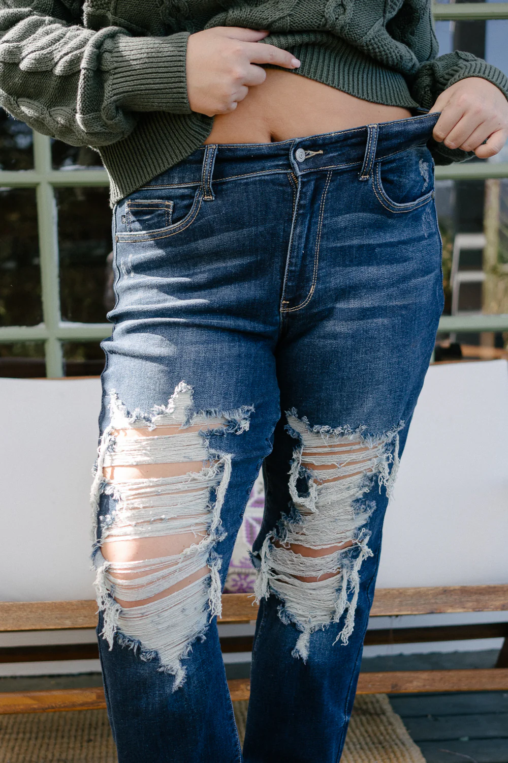 Lisse Mid Rise Ripped Straight Fit Jeans - PLUS