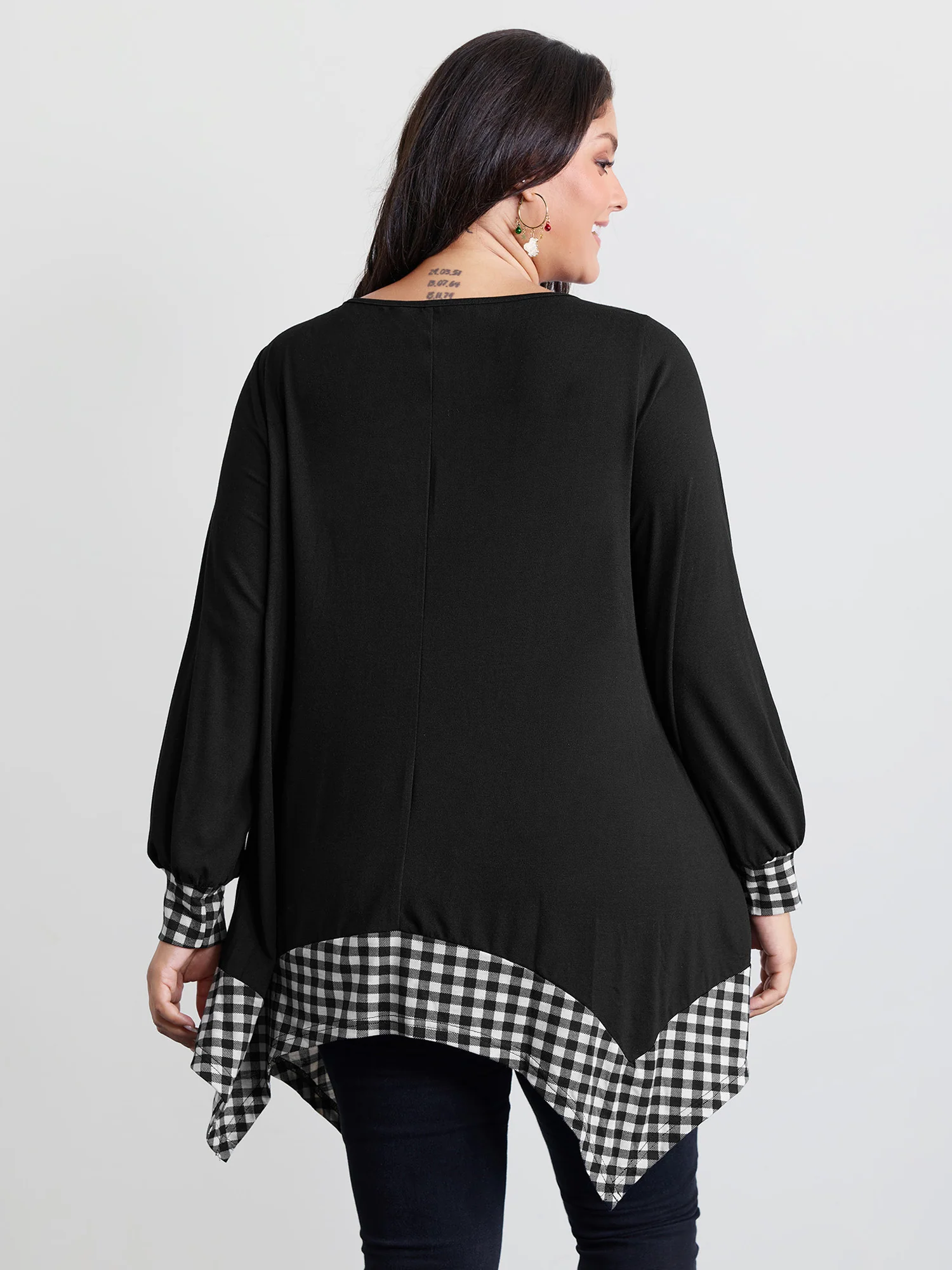 Stretchy Checkered Asymmetrical Hem T-Shirt