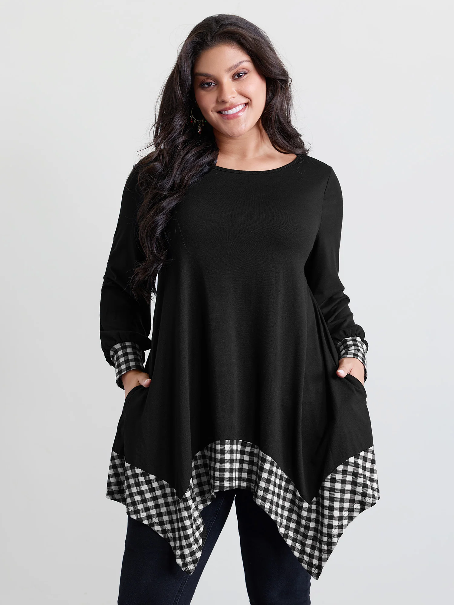 Stretchy Checkered Asymmetrical Hem T-Shirt