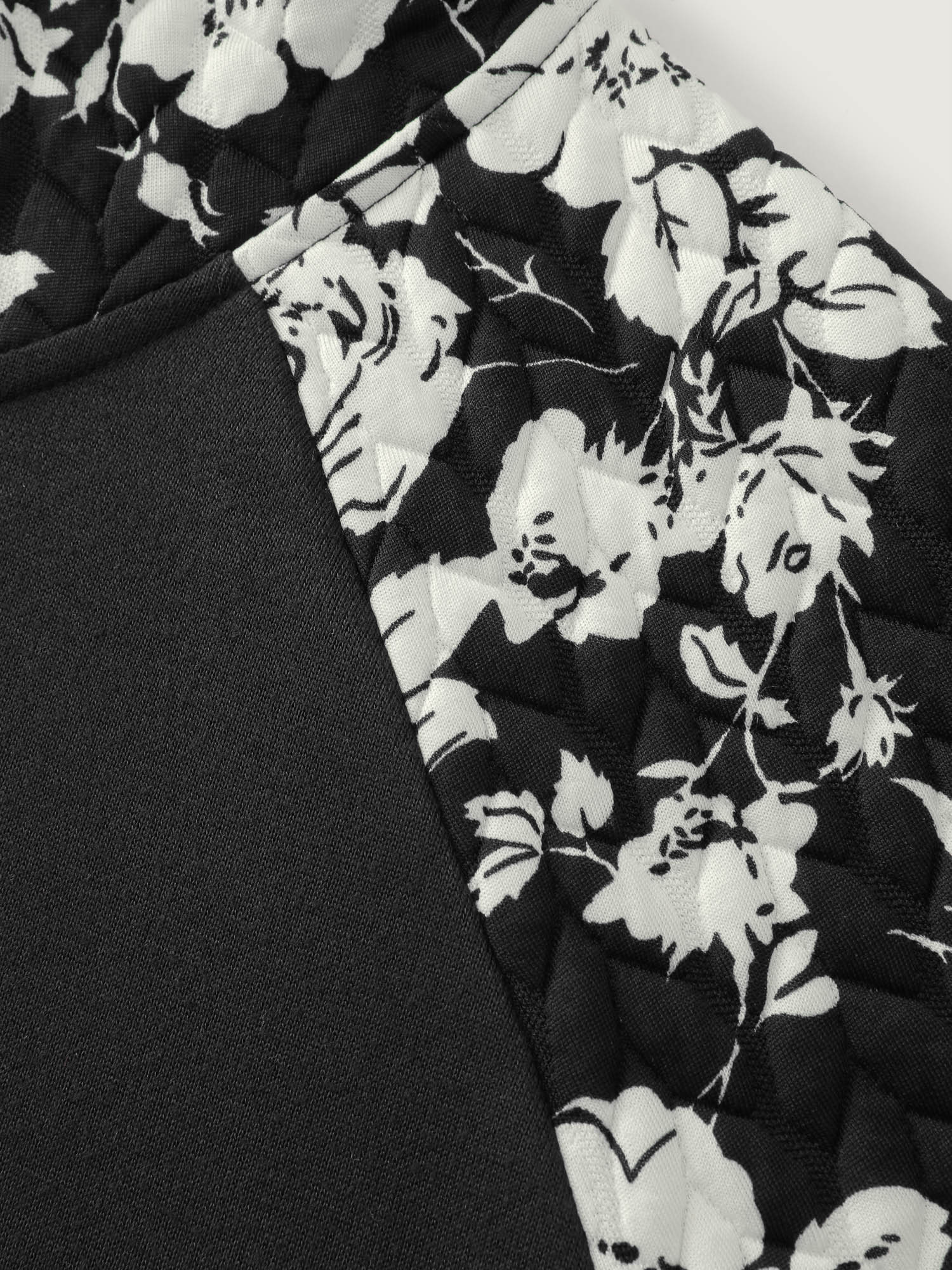 Floral Contrast Textured Pockets Hoodie