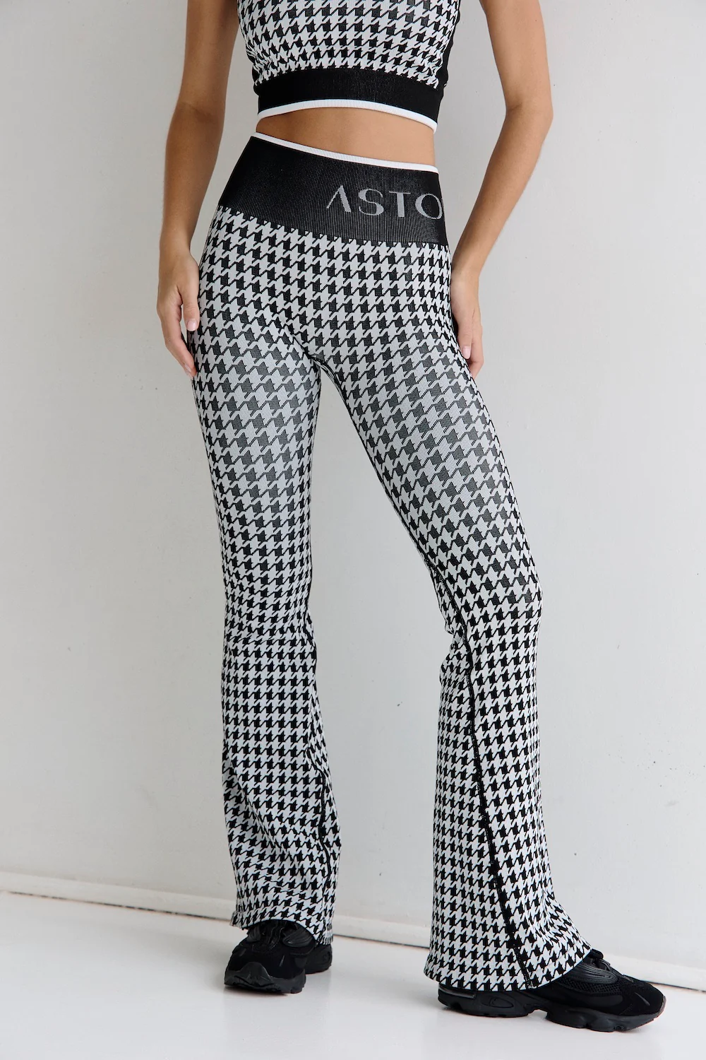 Astoria Seamless Knit Flare - Black/Grey Houndstooth